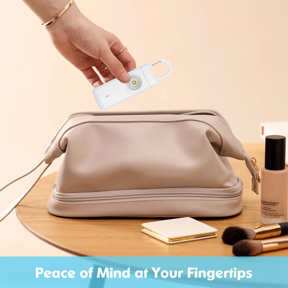 Hand platziert einen weißen Alarm in eine beige Make-up-Tasche auf einem Holztisch. Andere Make-up-Artikel sind vorhanden.