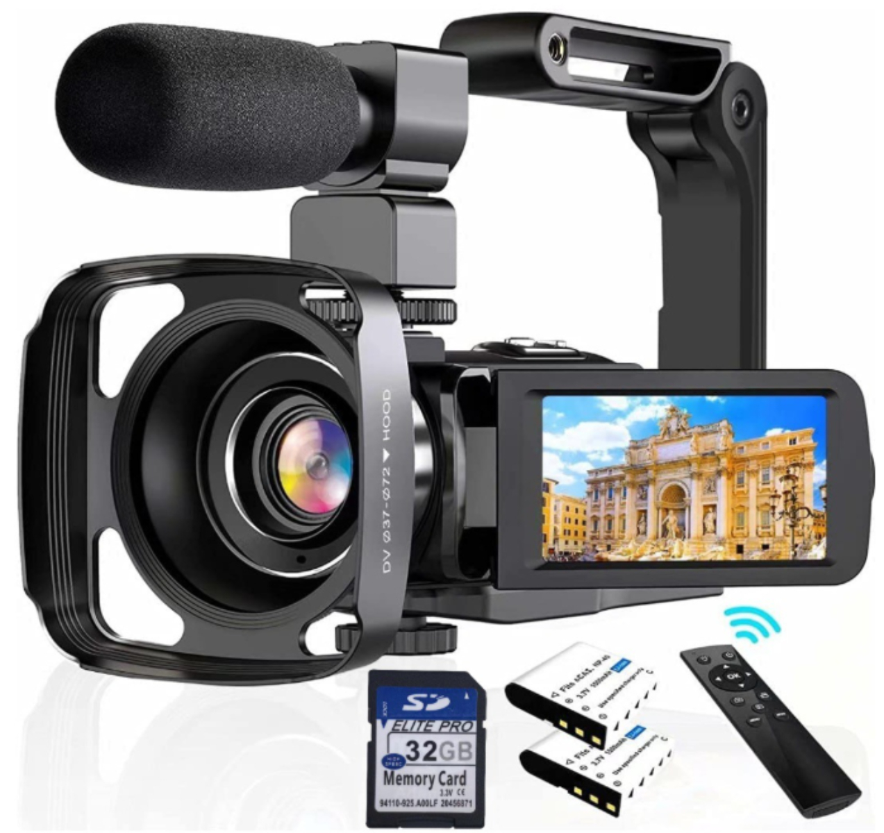 Schwarze Videokamera mit Zubehör, einschließlich einer 32-GB-SD-Karte, auf weißem Grund.