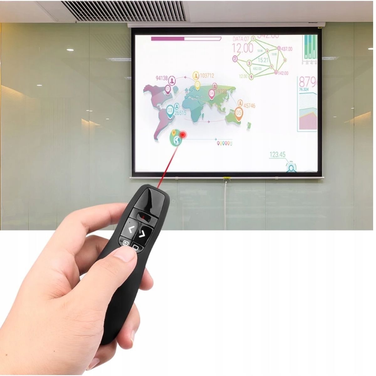 Dłoń trzyma czarny pilot do prezentacji, wyświetlający mapę świata z danymi.