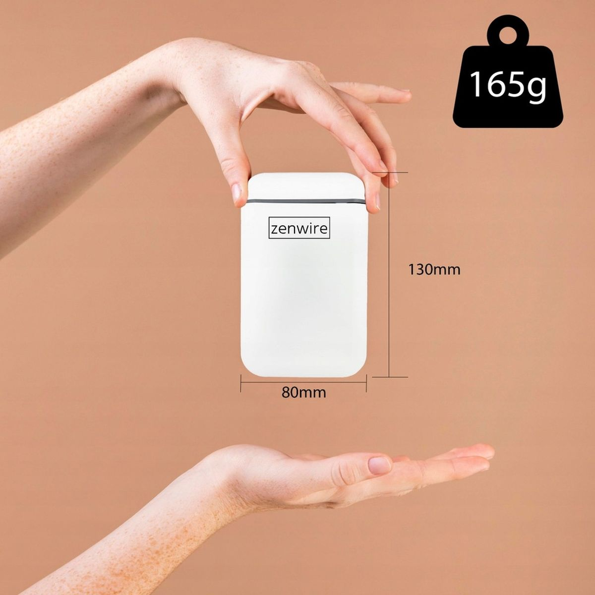 Białe, prostokątne urządzenie trzymane w dłoniach. Tekst: 165g, 130mm x 80mm. Marka: zenwire.