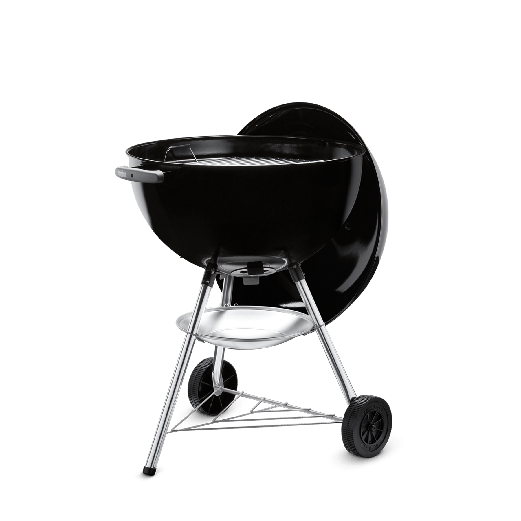 Griglia per barbecue nera con coperchio leggermente aperto. La griglia ha una base cromata e due ruote su sfondo nero.