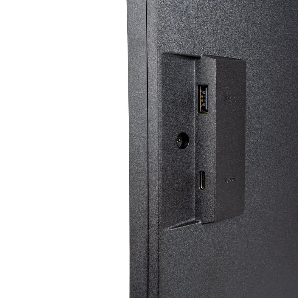 Zbliżenie tyłu czarnego monitora komputera z portami. Port USB, port USB-C i audio.