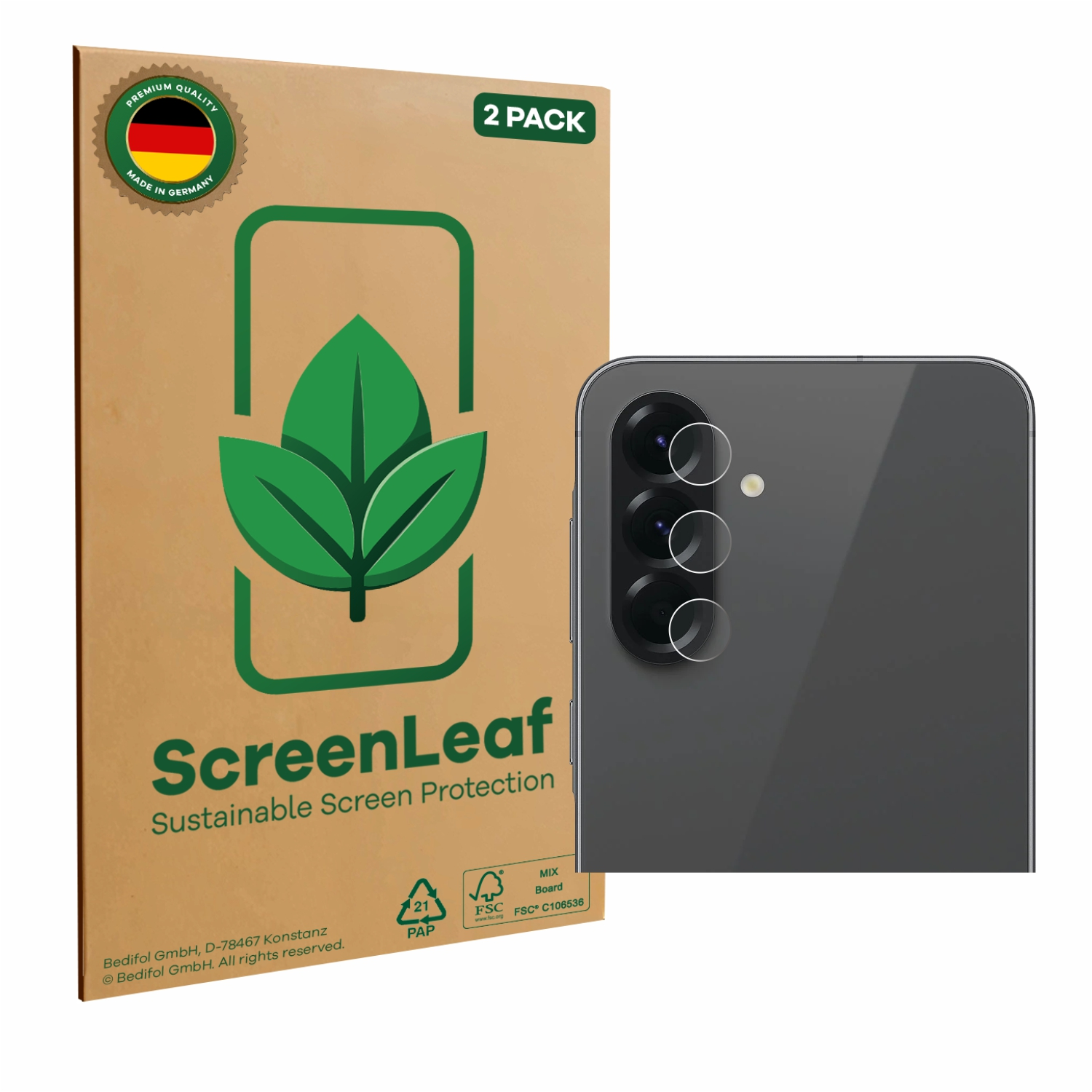 Ein Karton mit grünem Blattlogo und ein Telefon mit Kamera, freigestellt.
