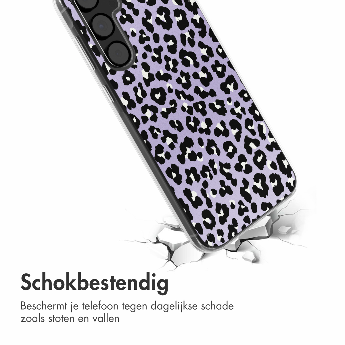 Een vrouw in een keuken snijdt groenten. Er is een andere vrouw op de achtergrond.