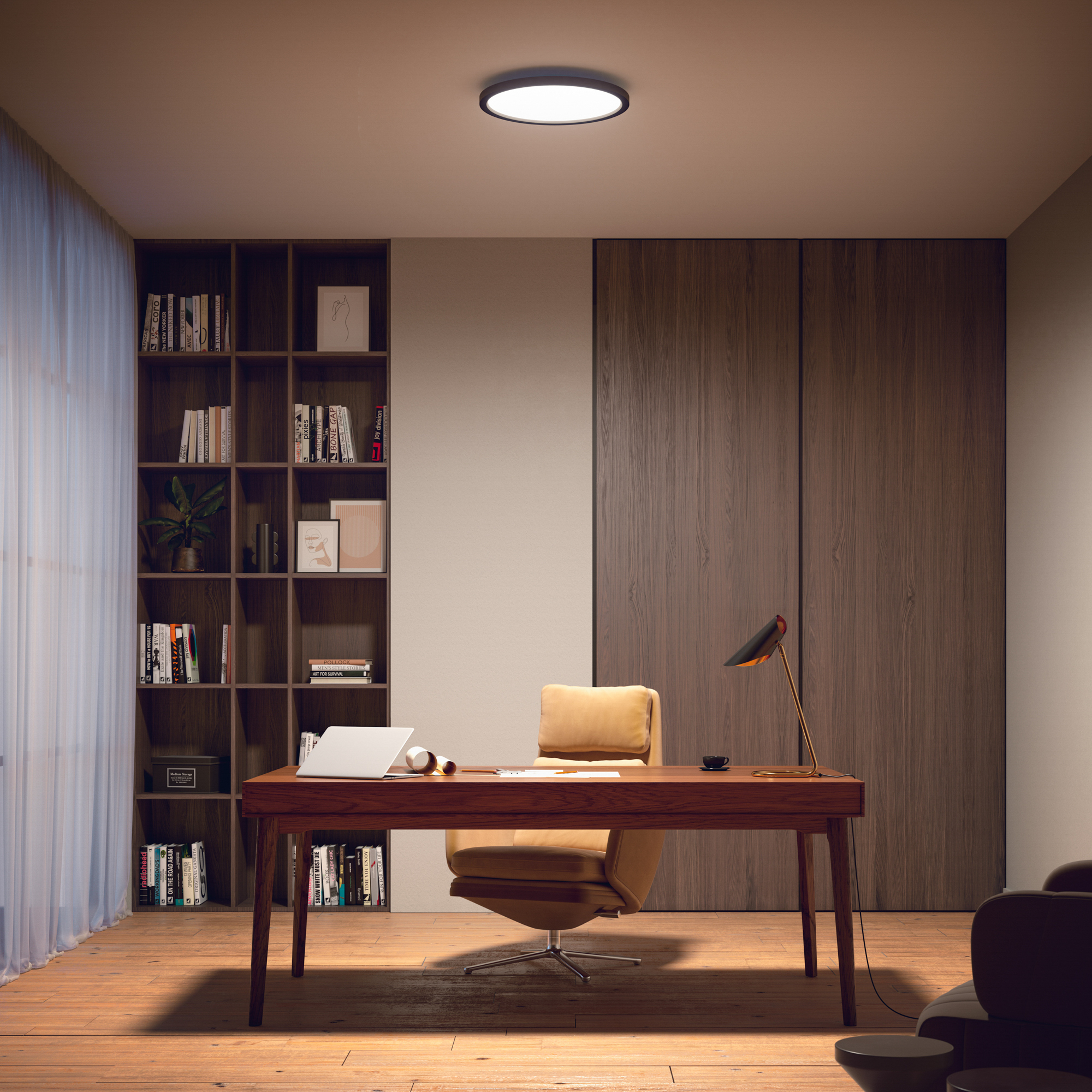Ufficio domestico con scrivania in legno, libreria e una luce a soffitto, con una sedia e un laptop.