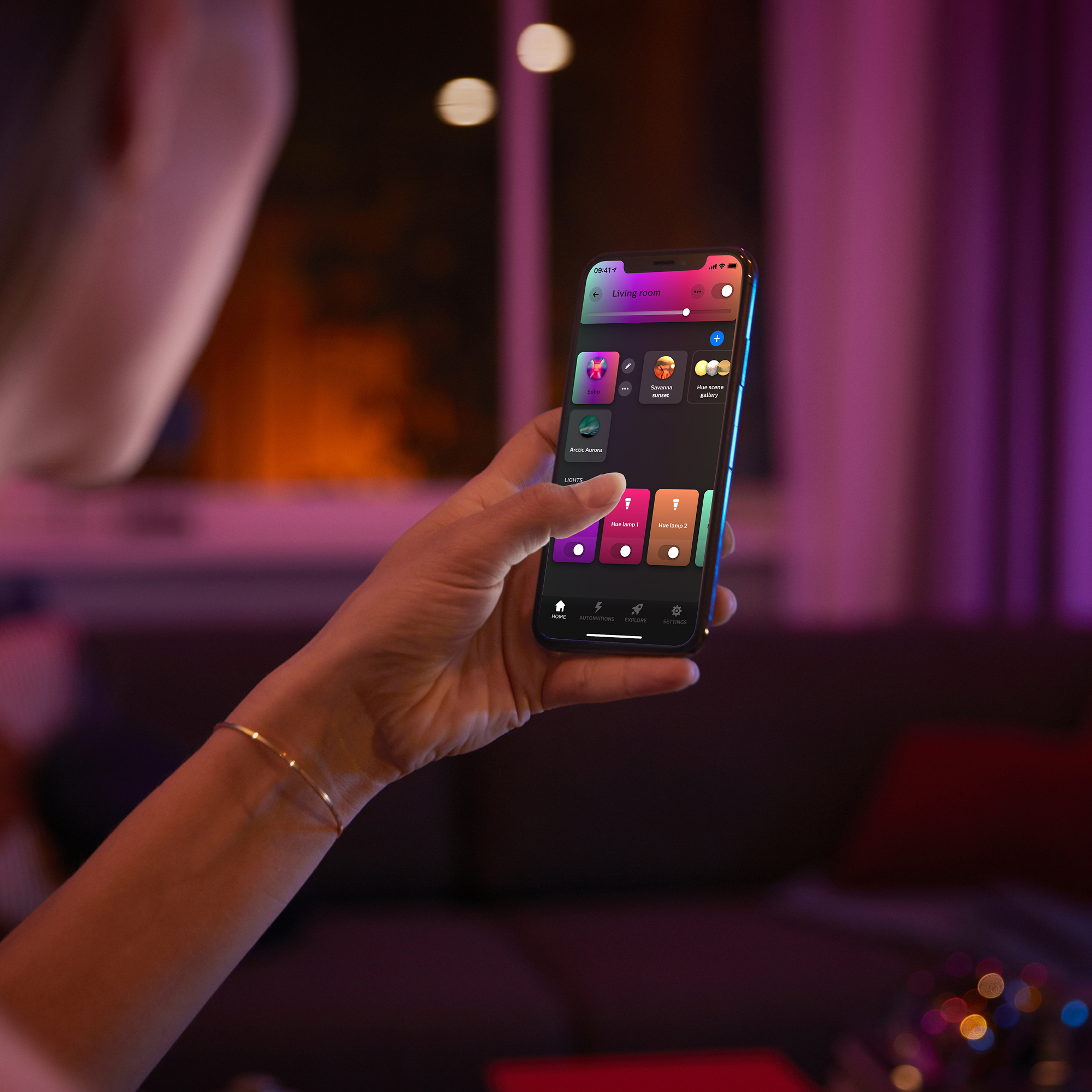 Osoba trzymająca telefon z interfejsem aplikacji smart home z opcjami oświetlenia.
