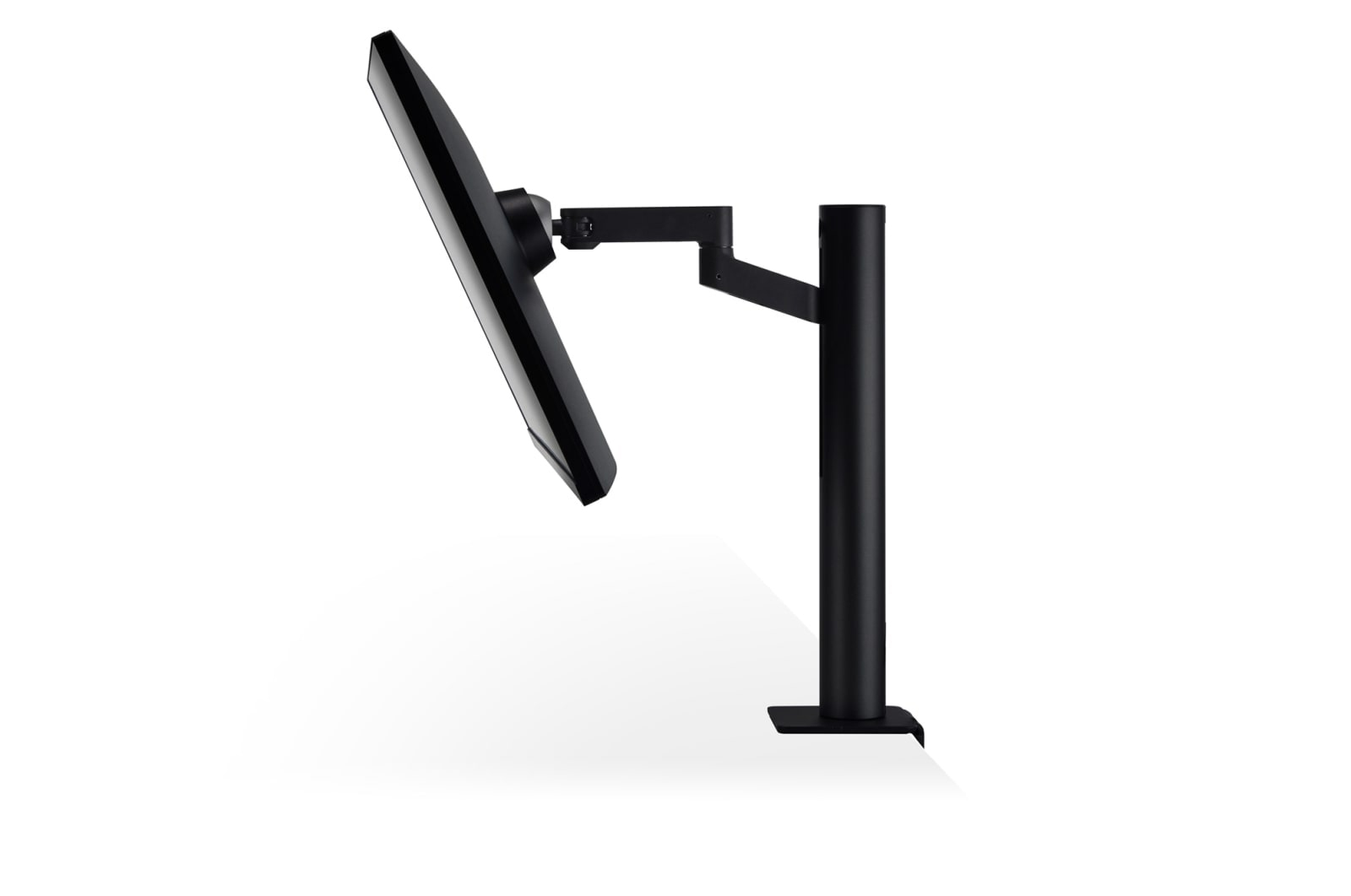 Czarny monitor komputera zamontowany na czarnym stojaku, ustawiony pod kątem w lewo.