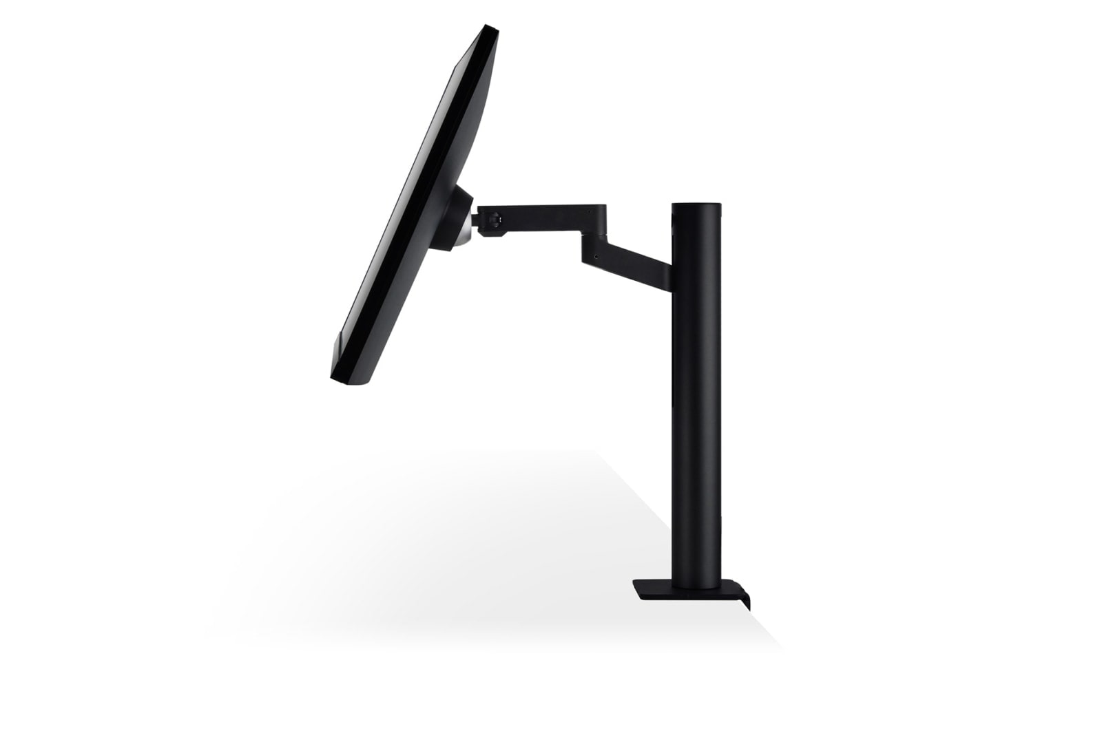 Czarny monitor komputera na stojaku. Widok z boku, na białym tle.