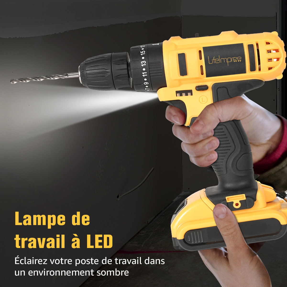 Gelber Bohrer mit LED-Licht, der in eine Wand bohrt.