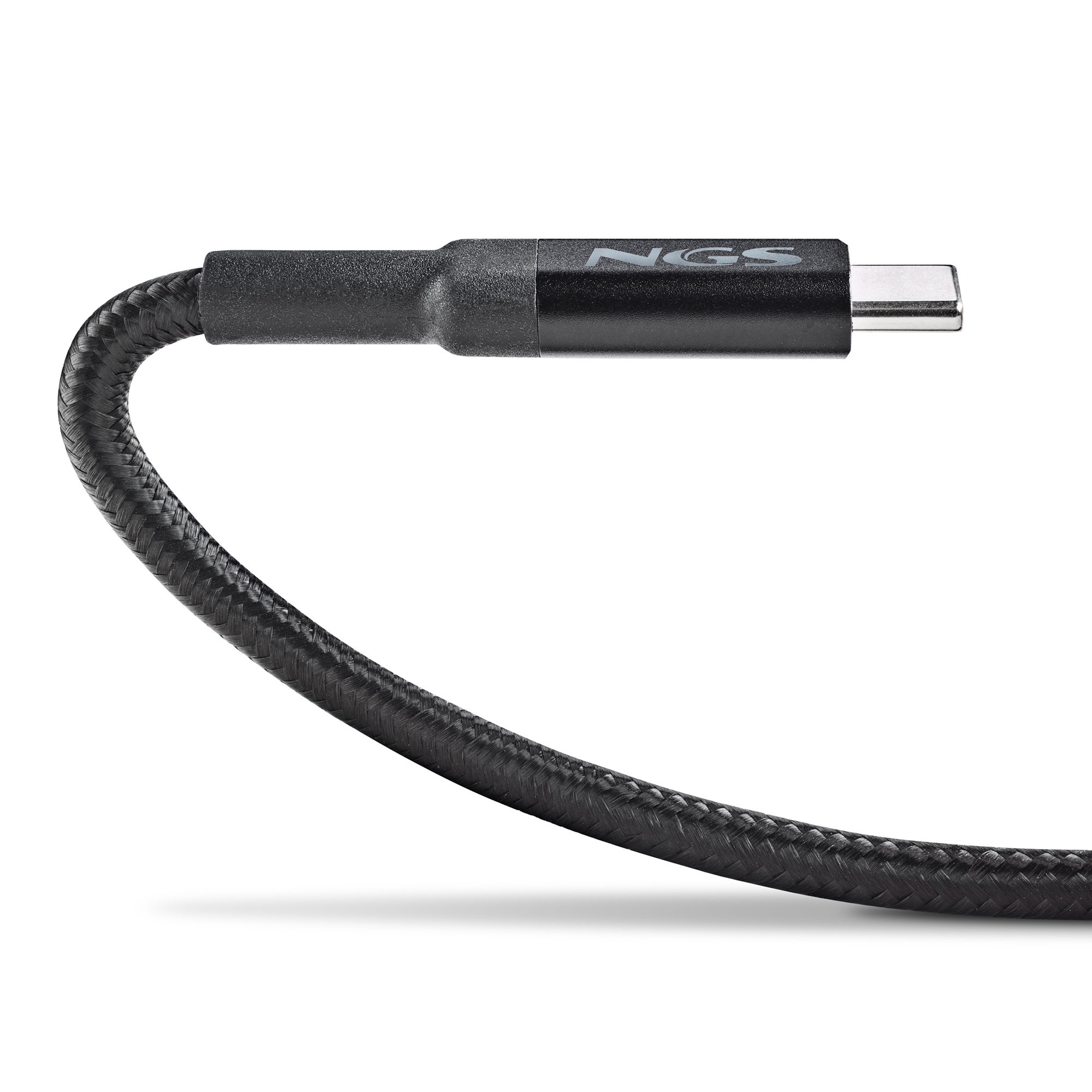Primer plano de un cable USB-C negro. El cable tiene textura trenzada y el conector el logotipo NGS.