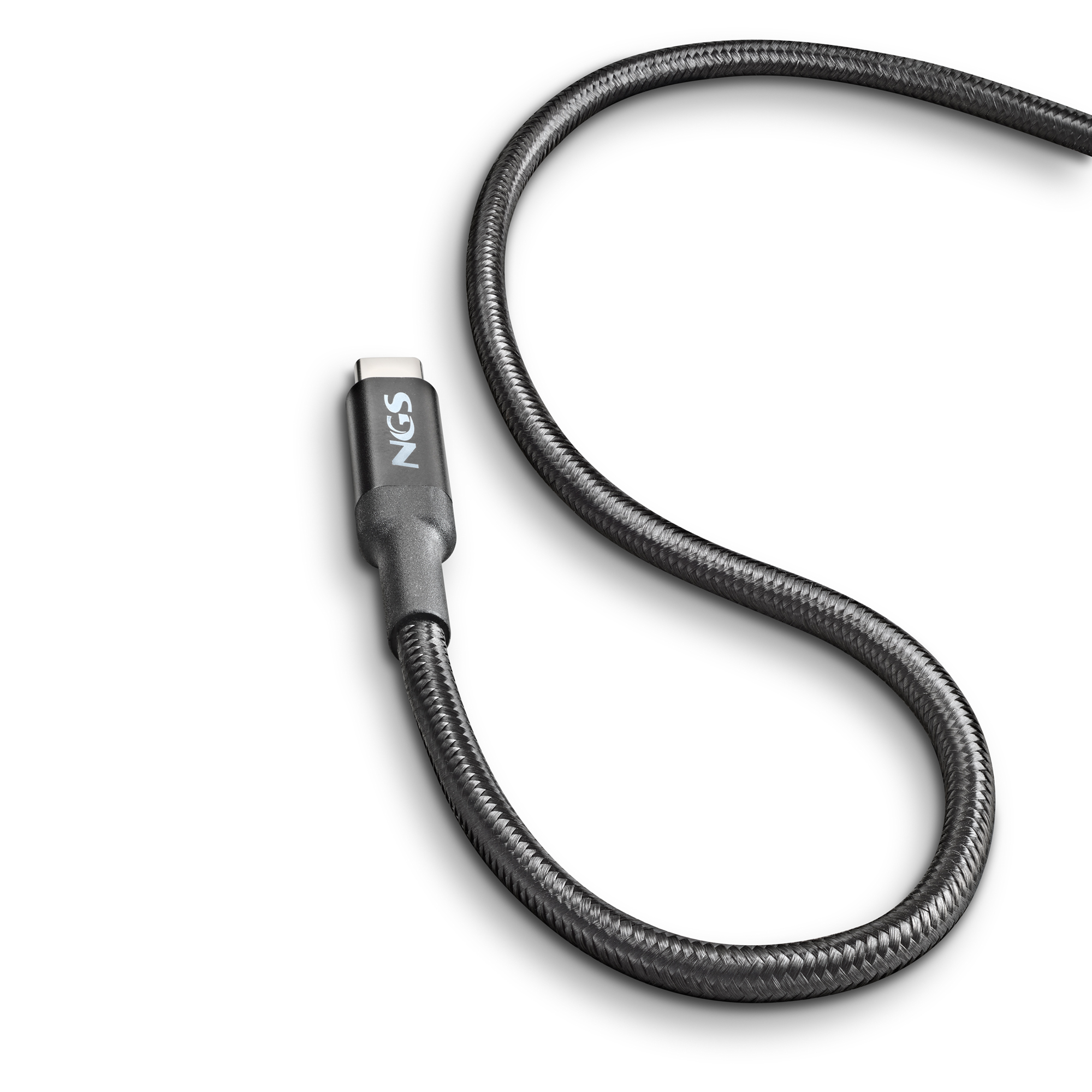 Cable USB-C trenzado negro con etiqueta de la marca NGS. Fondo blanco, vista en ángulo.