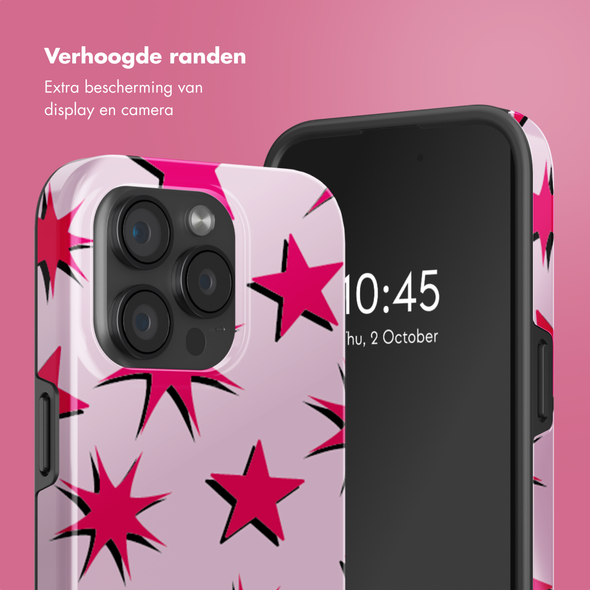 Coque de téléphone avec un motif d'étoiles roses. Un téléphone est dans la coque. L'écran affiche l'heure et la date.