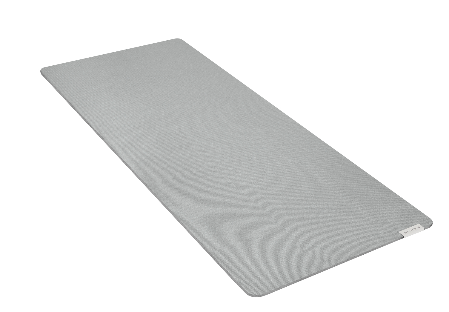 Szara prostokątna podkładka pod mysz na białej powierzchni, z małą etykietą marki w prawym dolnym rogu.