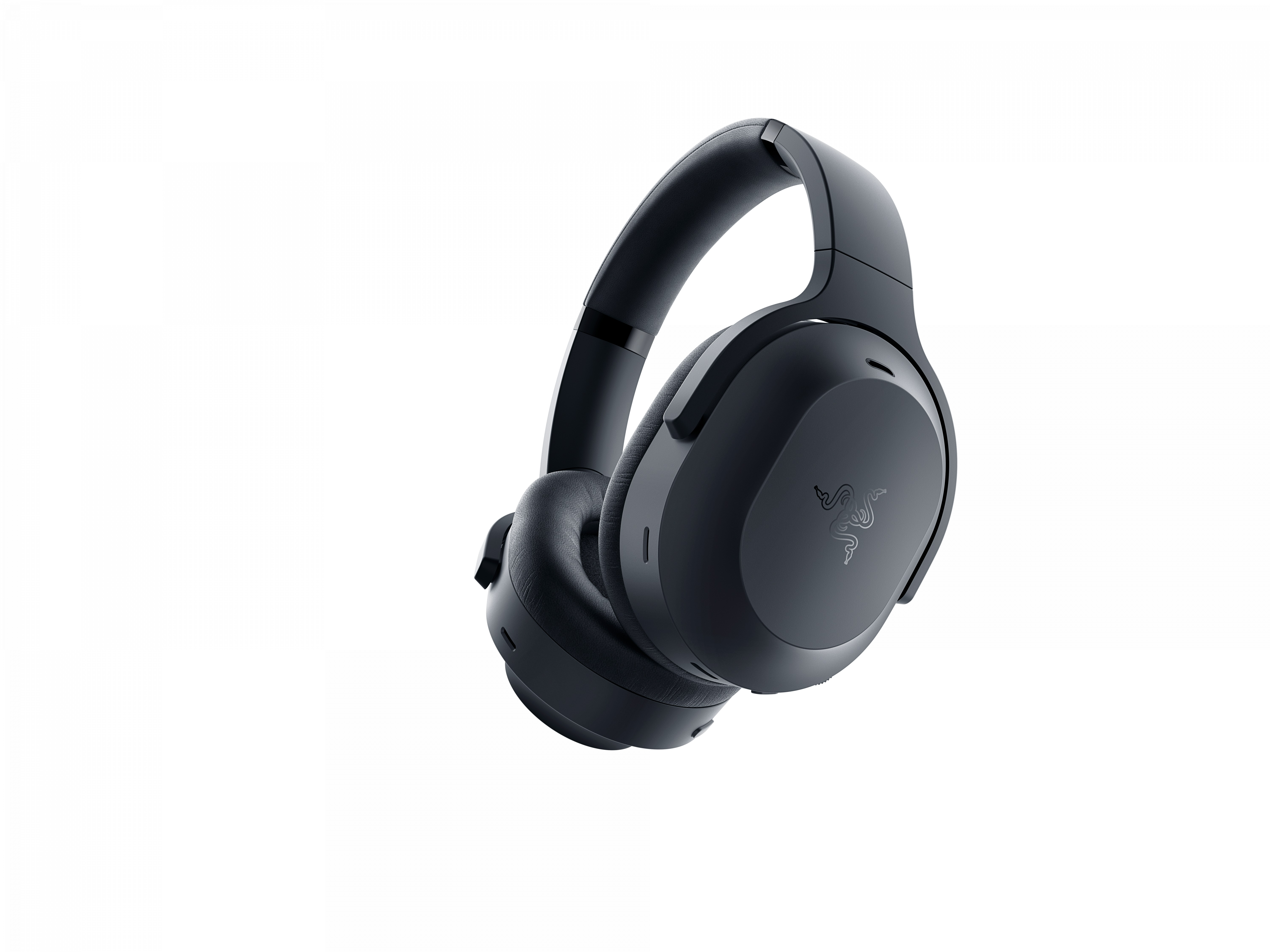 Czarne słuchawki Razer na białym tle. Słuchawki są lekko skierowane w górę.