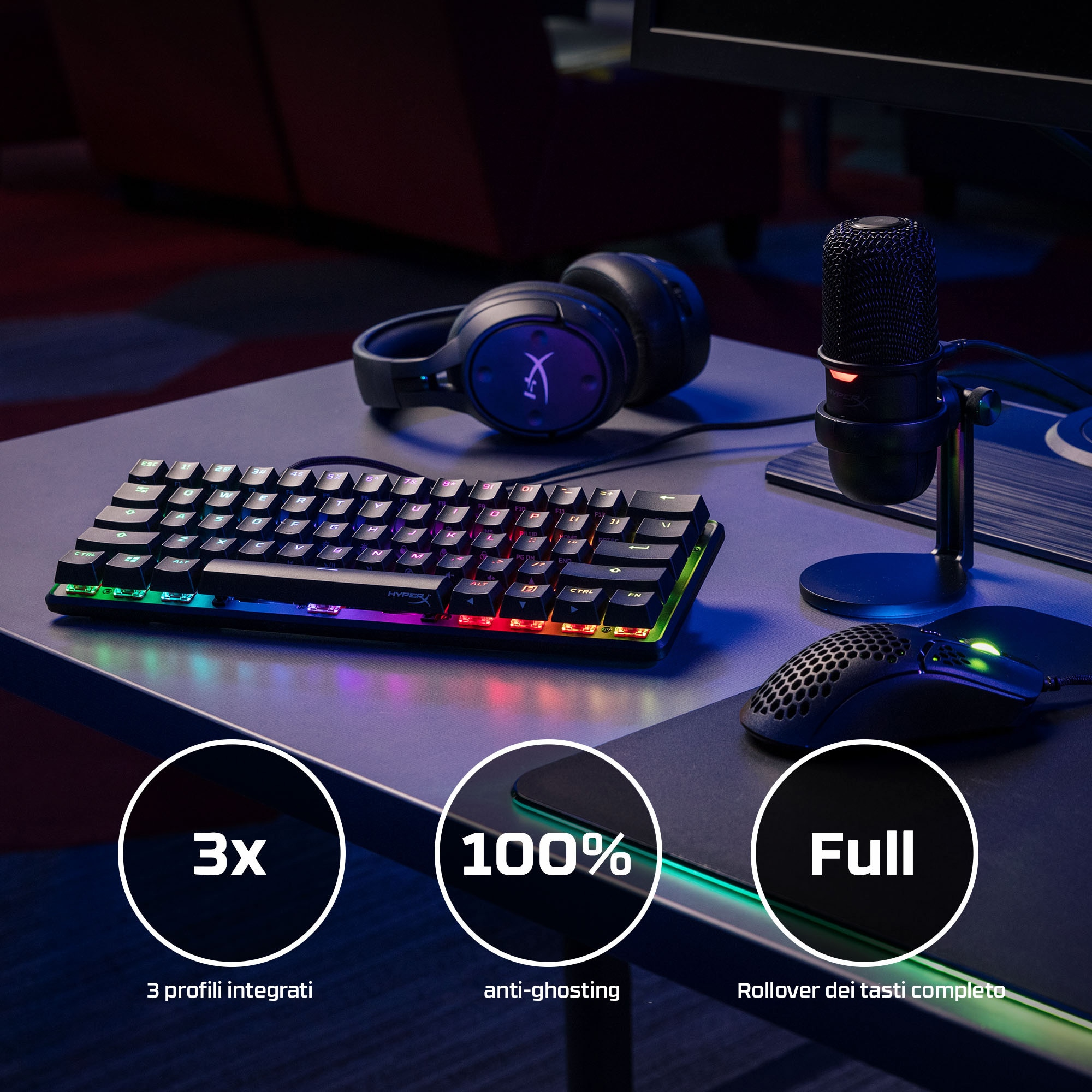 Configurazione di gioco: tastiera con luci colorate, mouse, cuffie e tappetino su una scrivania. Tre cerchi con testo.