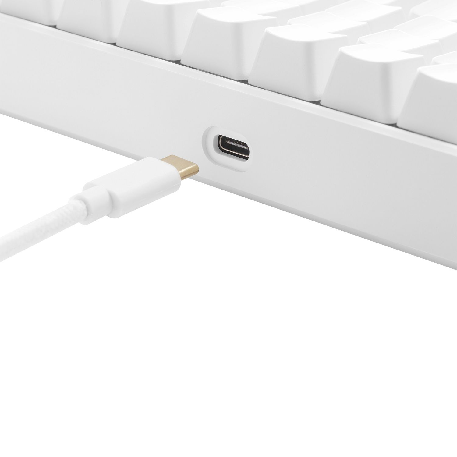 Biała klawiatura, biały kabel podłączony do niej, na białym tle.