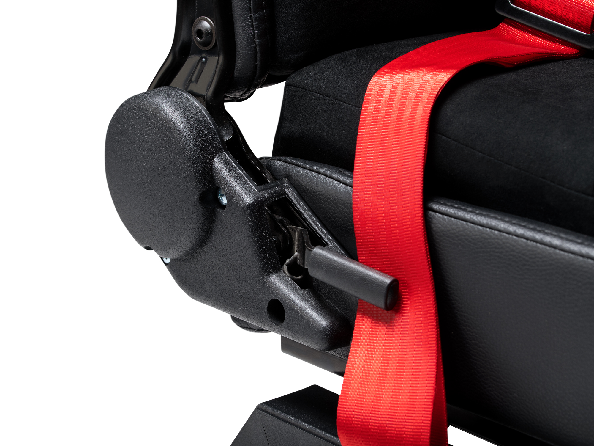Primer plano de un asiento de coche con base negra, asiento negro, cinturón de seguridad rojo y ajuste negro.