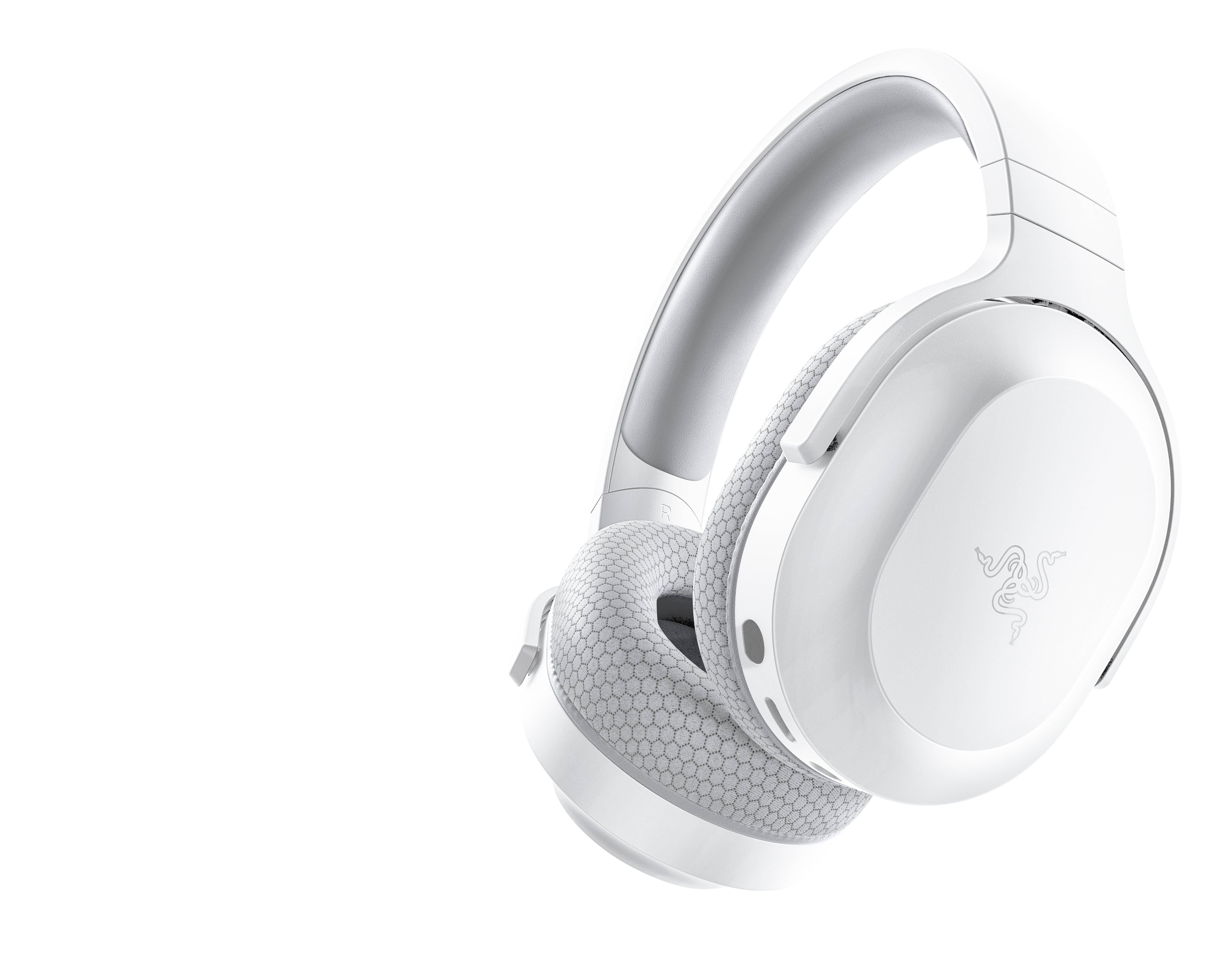 Białe słuchawki z siatką o strukturze plastra miodu na białym tle.