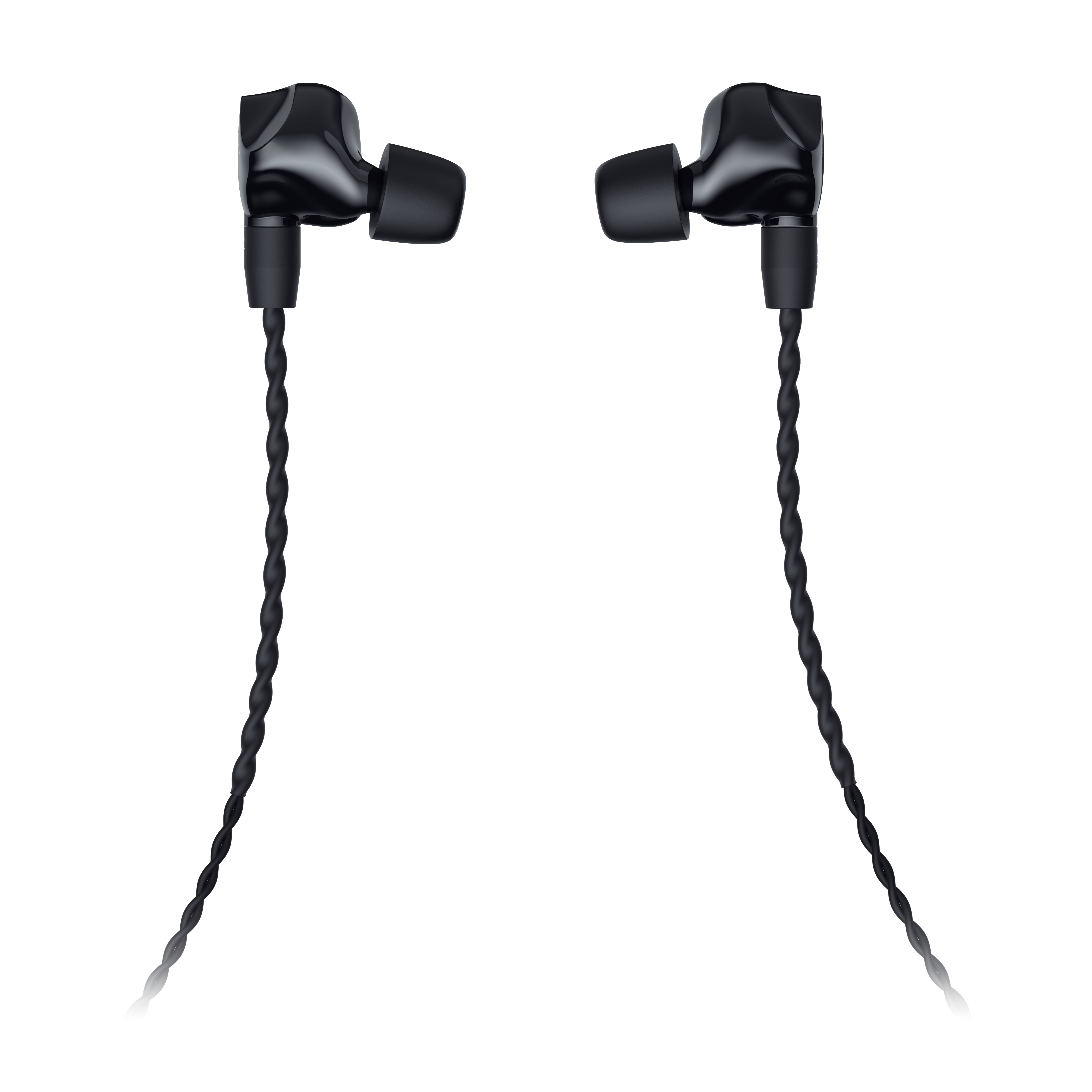 Auriculares intrauditivos negros con cable. Están sobre un fondo blanco.