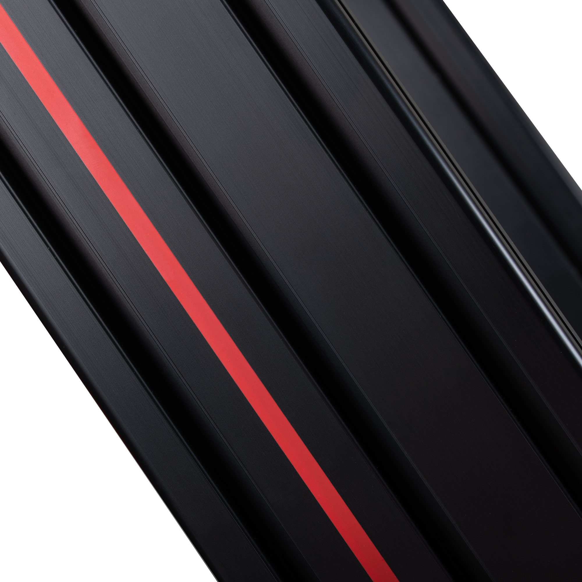 Metal negro con detalle de franja roja, primer plano. El metal está en ángulo y es reflectante, fondo blanco.