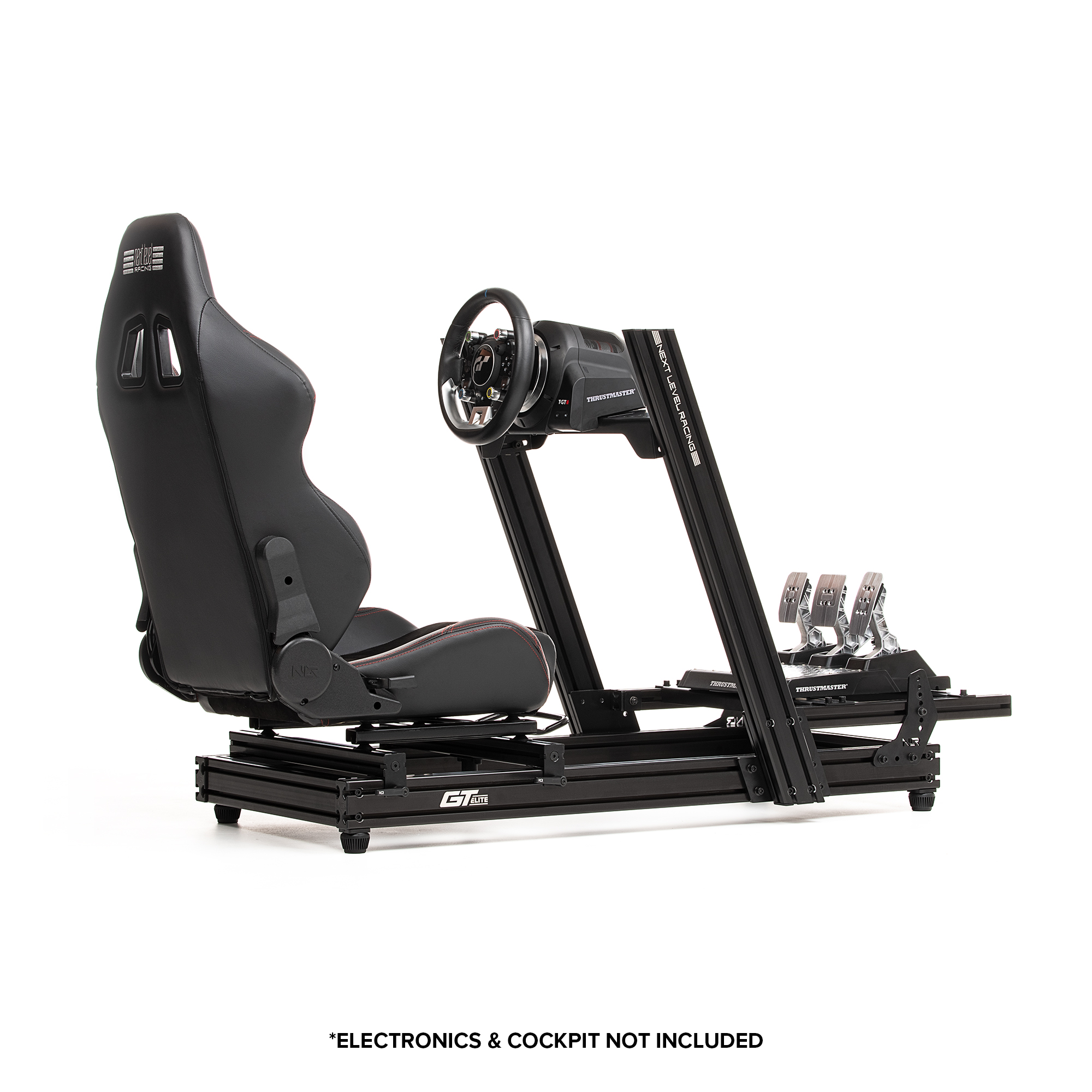Simulador de carreras negro con asiento negro y volante. También se ven pedales negros.