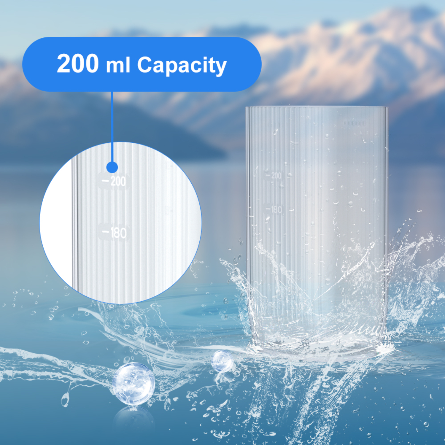Eine transparente Wasserflasche mit Wasserspritzern und Kapazitätsmarkierungen.