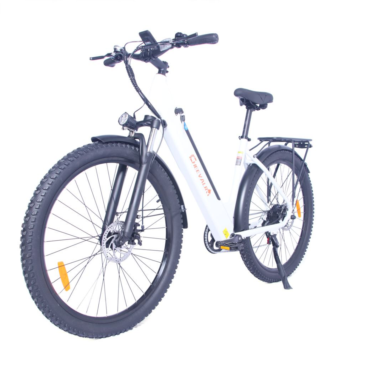 Biały rower elektryczny z czarną oponą i bagażnikiem na białym tle.