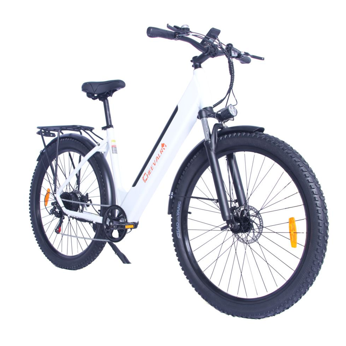 Biały rower elektryczny na białym tle. Czarne opony i elementy. Widok z przodu.