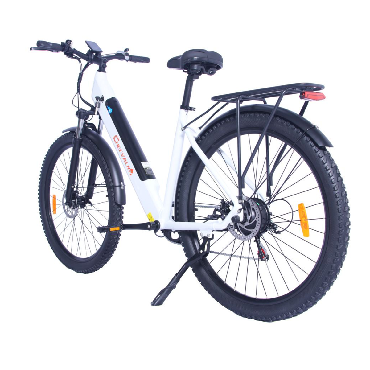 Biały rower elektryczny. Czarne opony, siodełko i kierownica. Bagażnik tylny i błotniki. Izolowany na białym.