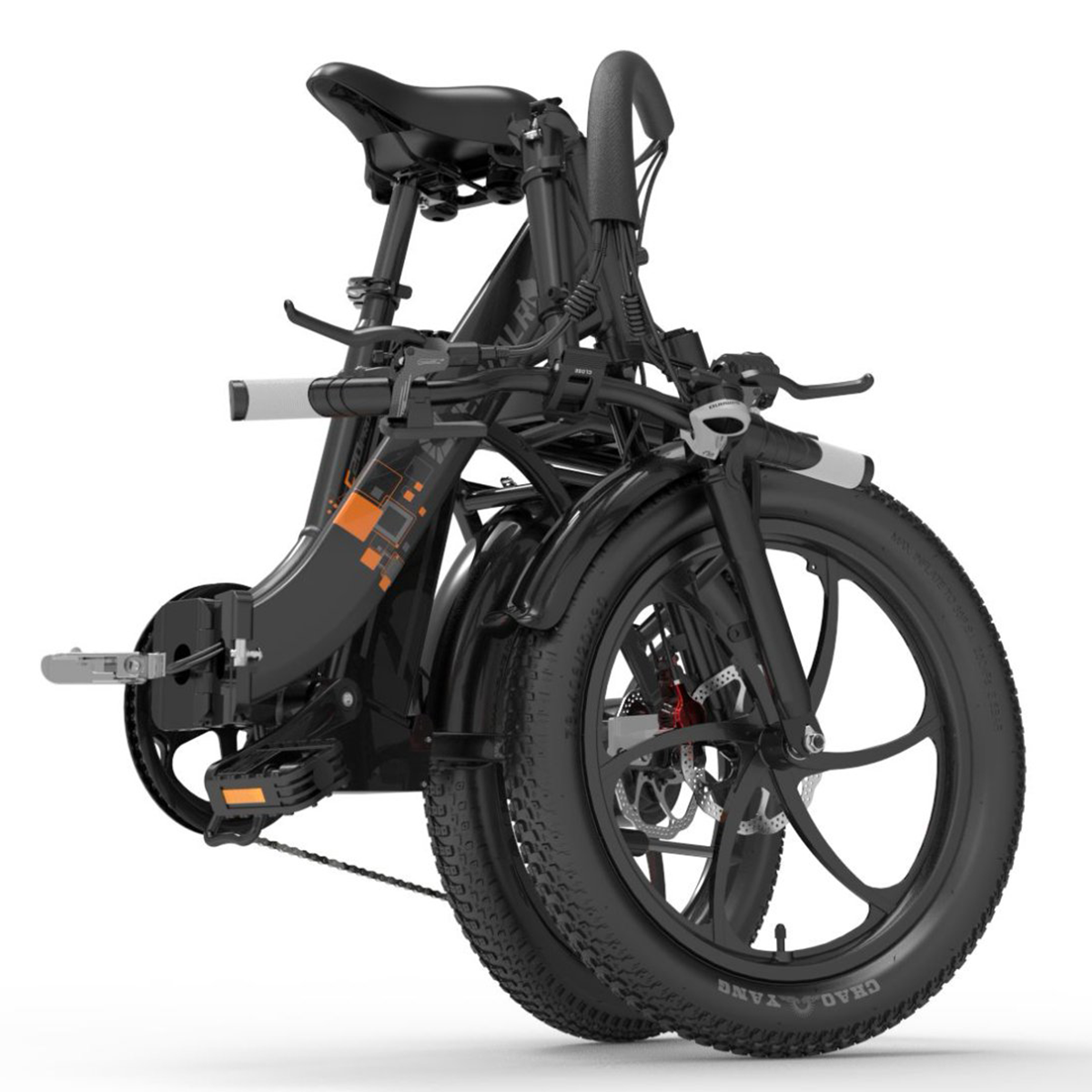 Złożony czarny rower elektryczny. Widoczne przednie koła. Czarna rama z pomarańczowymi akcentami.