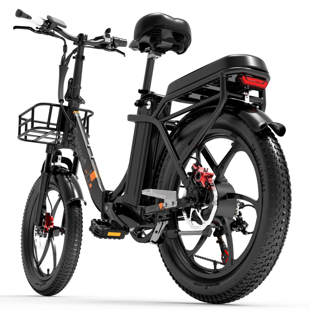 Czarny rower elektryczny z koszem, czarnym siedzeniem i dużą tylną oponą, na białym tle.