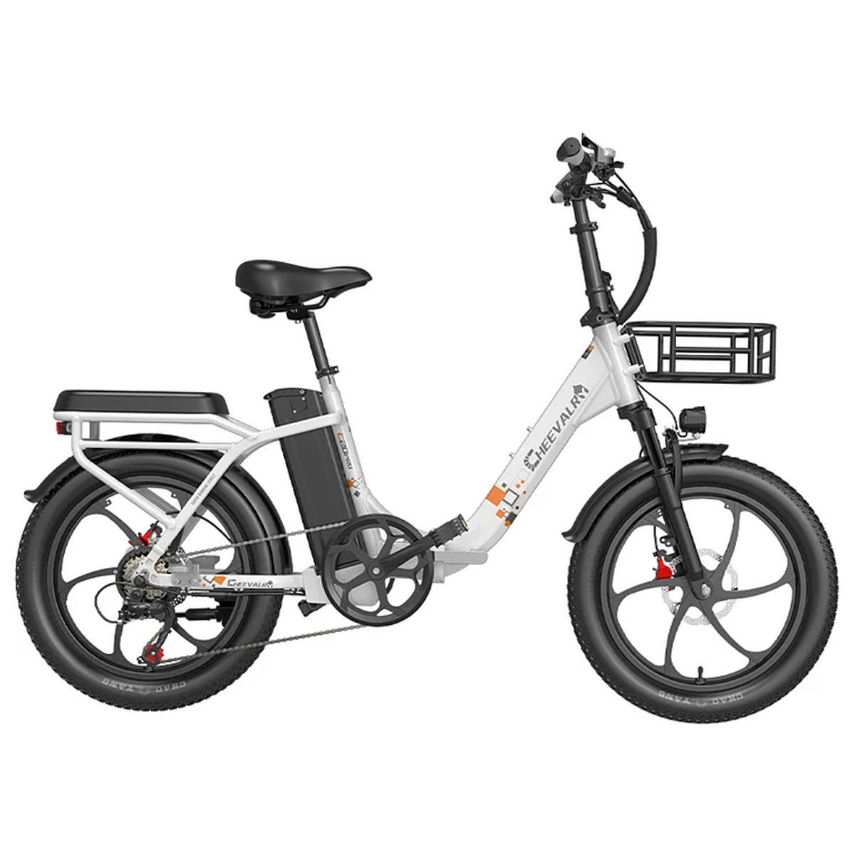 Biało-czarny rower elektryczny z koszem, czarnym siodełkiem i baterią zamontowaną na ramie.