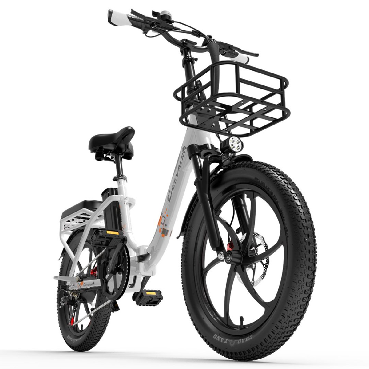 Biały rower elektryczny z czarnymi oponami, koszem i siodełkiem na białym tle.
