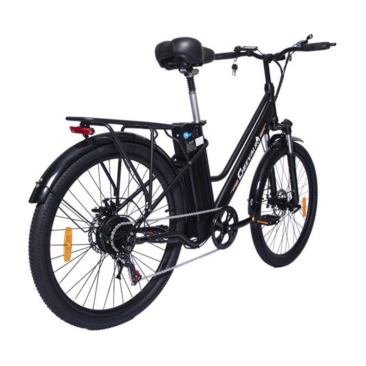 Czarny rower elektryczny z bagażnikiem, czarnymi błotnikami i białym tłem.