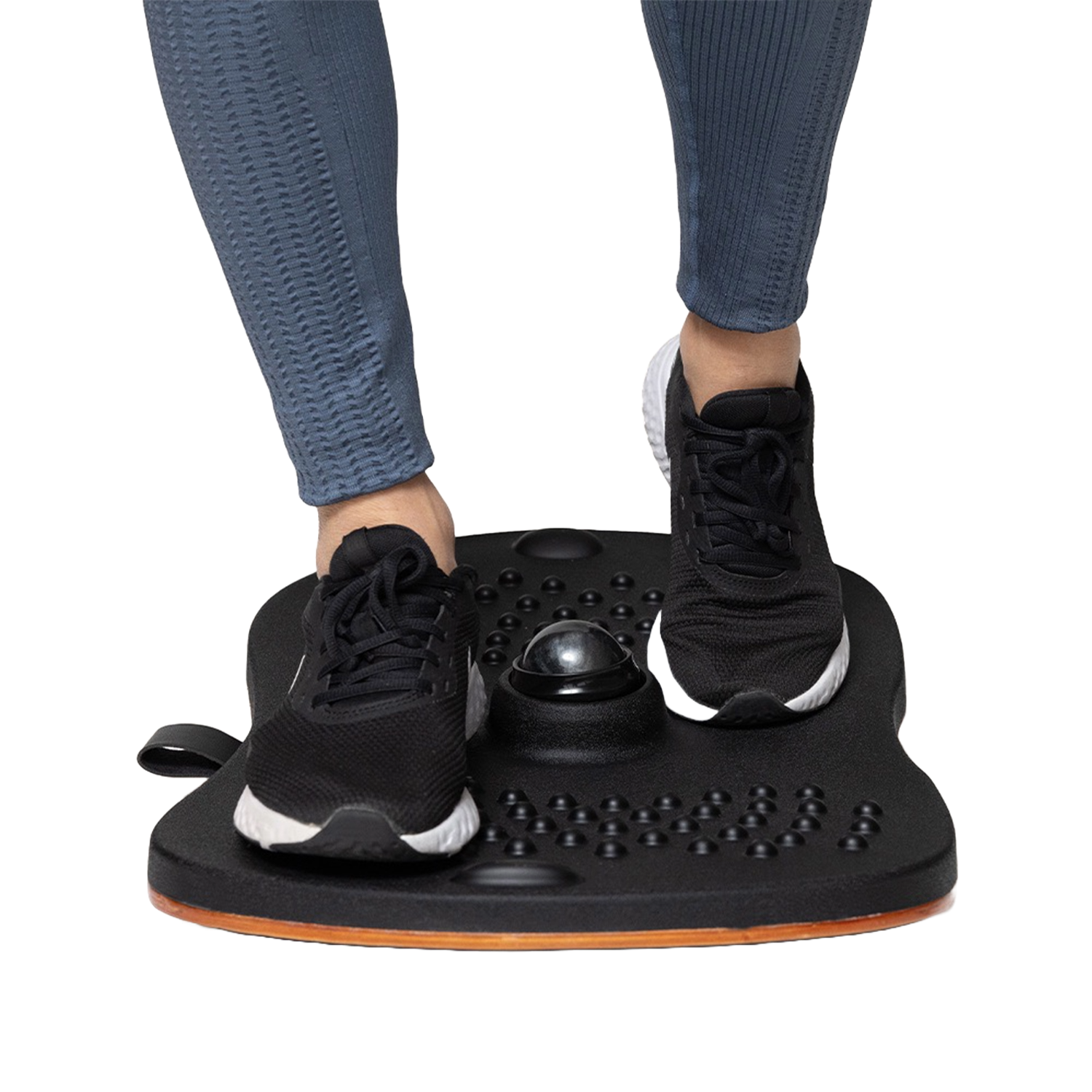 Füße in schwarzen Turnschuhen auf einem schwarzen Balance Board mit zentralem Ball.