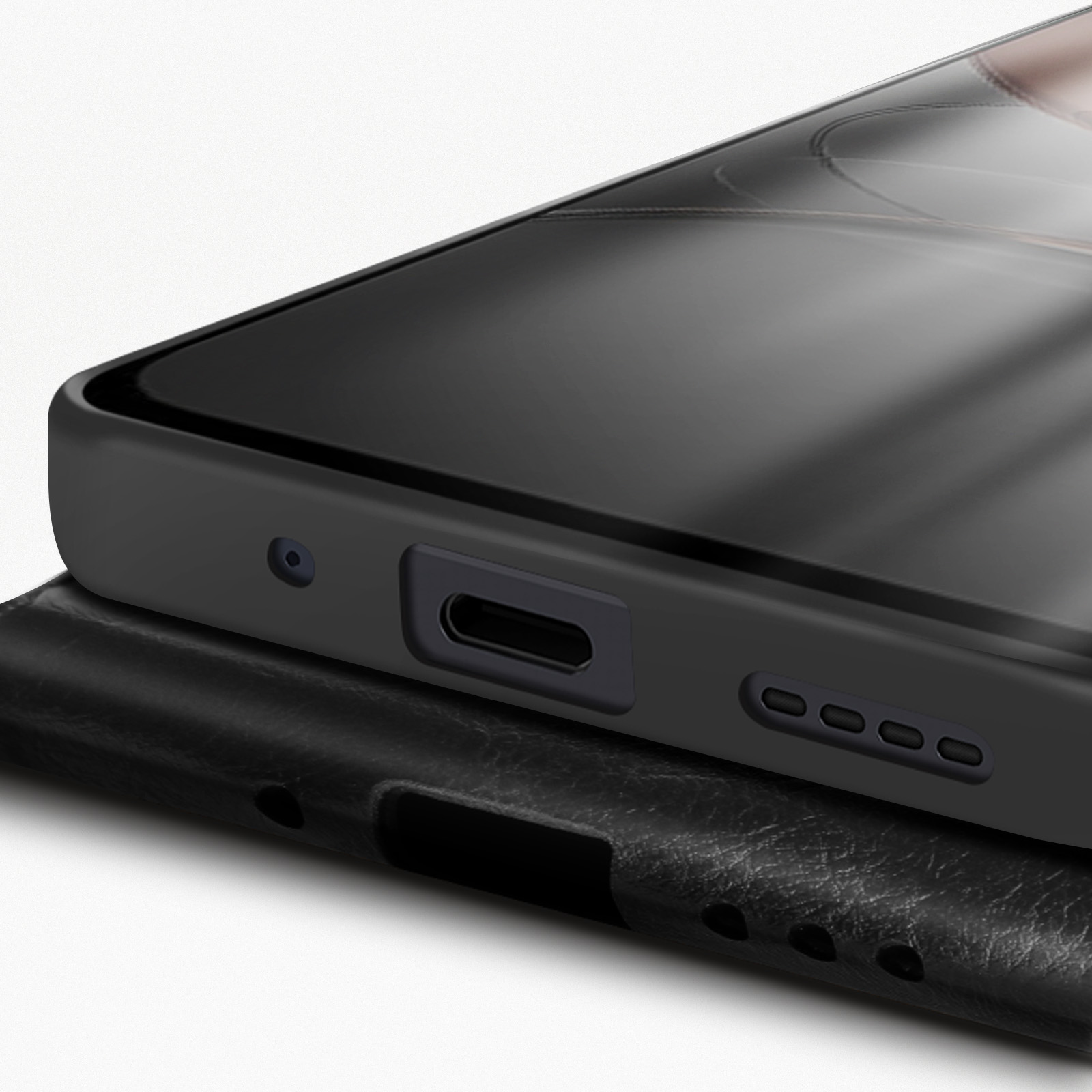 Primo piano di un telefono nero con schermo e custodia in pelle su una superficie bianca.