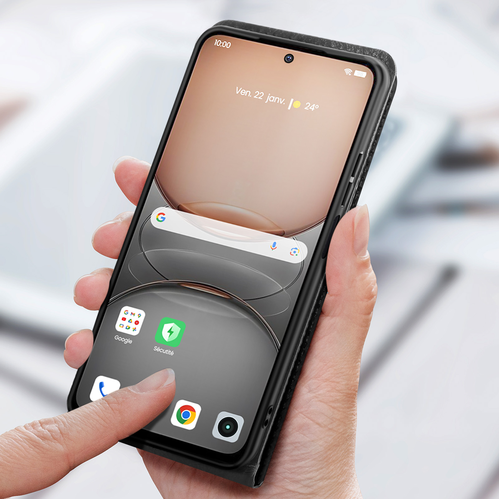 Mano che tiene uno smartphone nero con custodia. Schermo che mostra le icone delle app. Sfondo grigio.