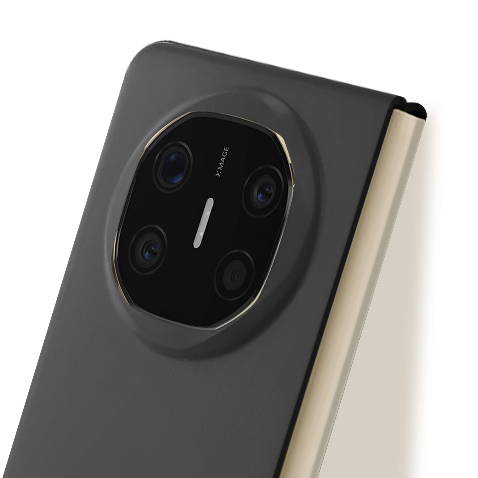 Primo piano della parte posteriore di un telefono, con più lenti della fotocamera e un bordo metallico.