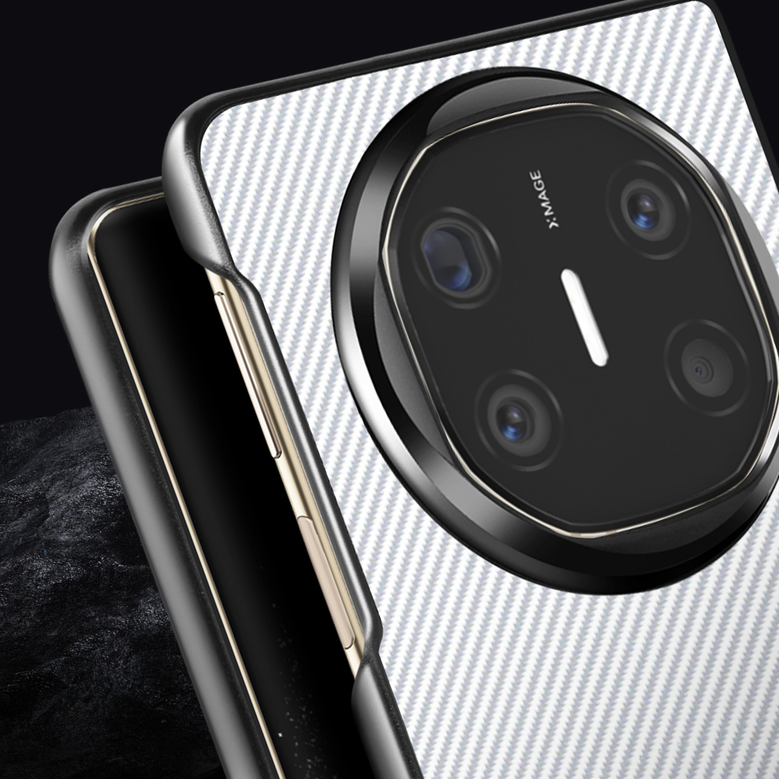 Primo piano del modulo fotocamera di un telefono, nero e argento, con motivo bianco sul retro.