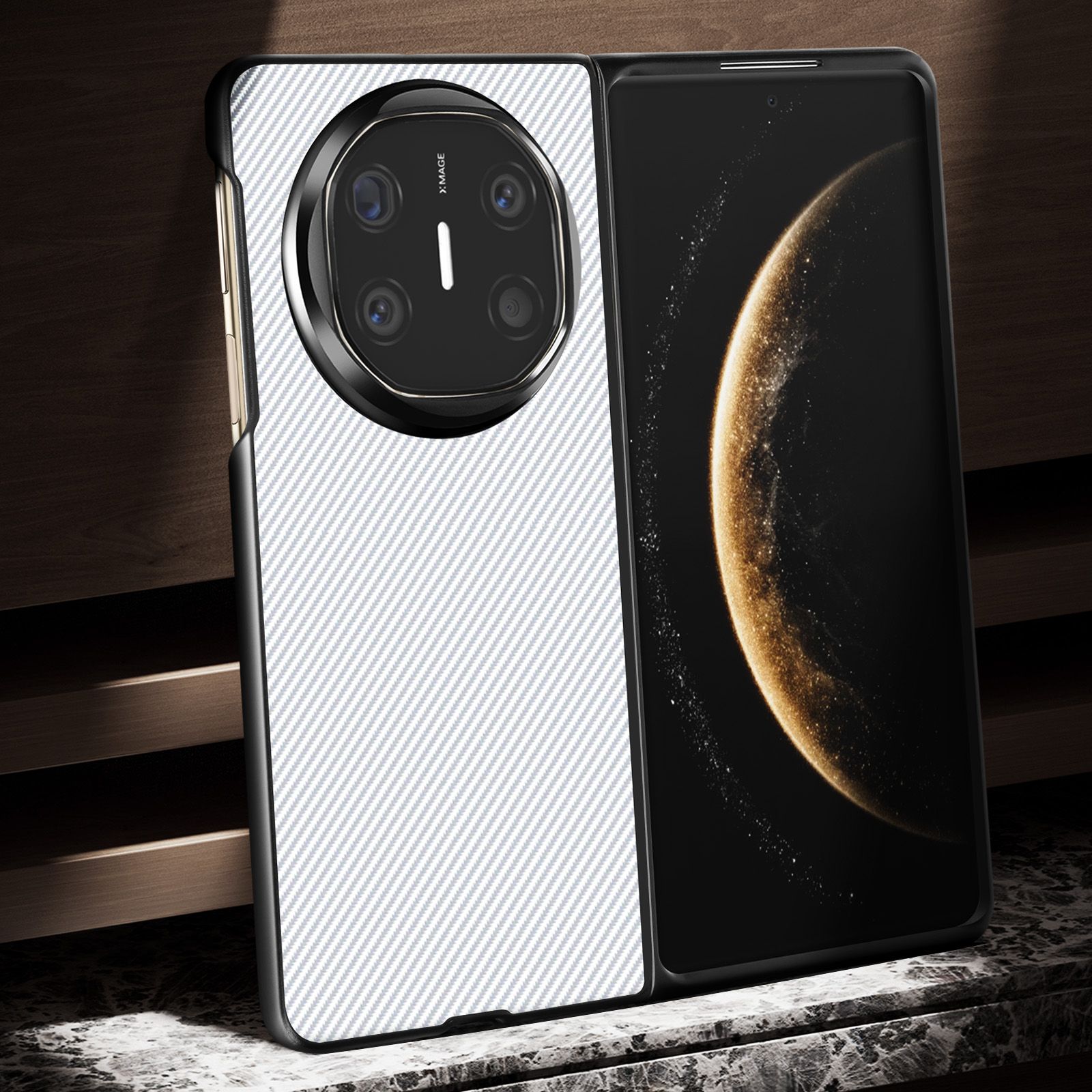 Custodia per smartphone con design della fotocamera. Nero, argento e bianco. Texture in fibra di carbonio. Sfondo in legno scuro.