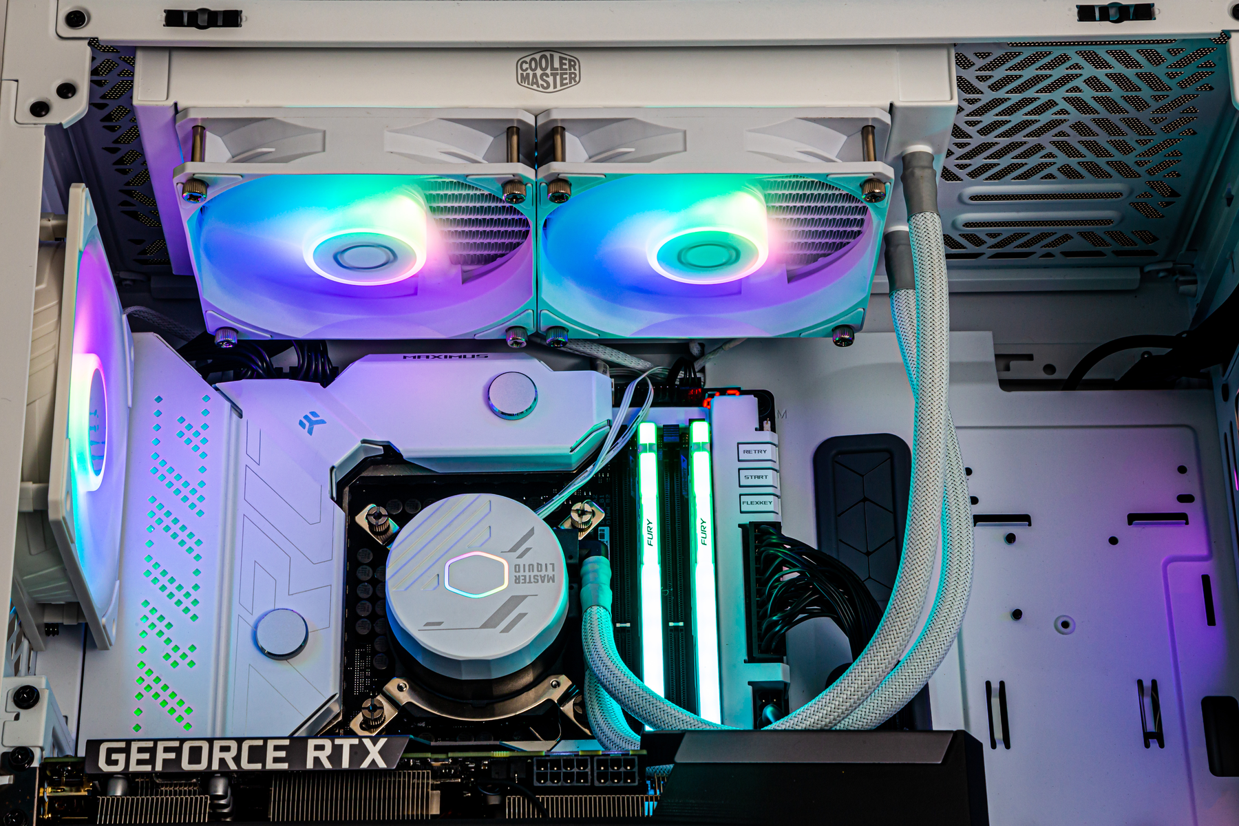 Wnętrze obudowy komputera z wentylatorami i innymi elementami.