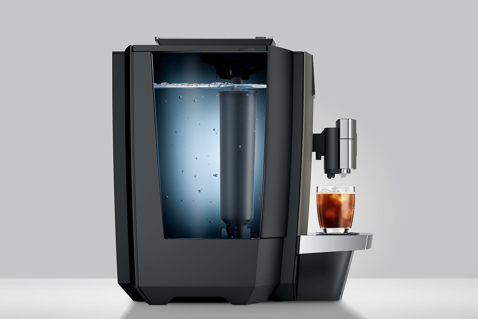 Schwarze Kaffeemaschine mit Wassertank und Glas Eiskaffee. Weißer Hintergrund.