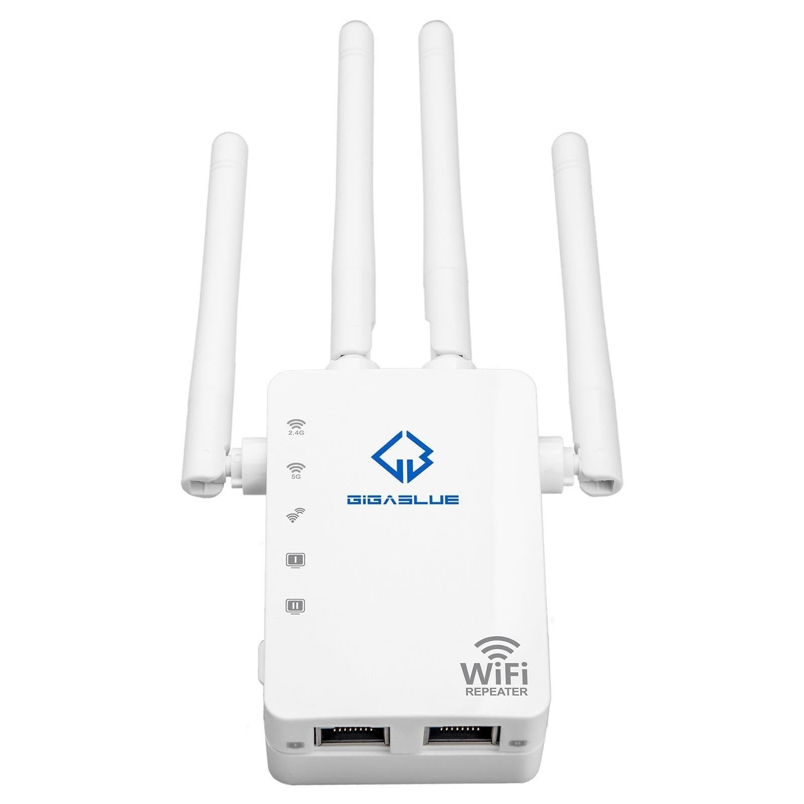 Weißer WLAN-Repeater mit 4 Antennen. Der Repeater hat ein blaues Logo und befindet sich auf weißem Hintergrund.