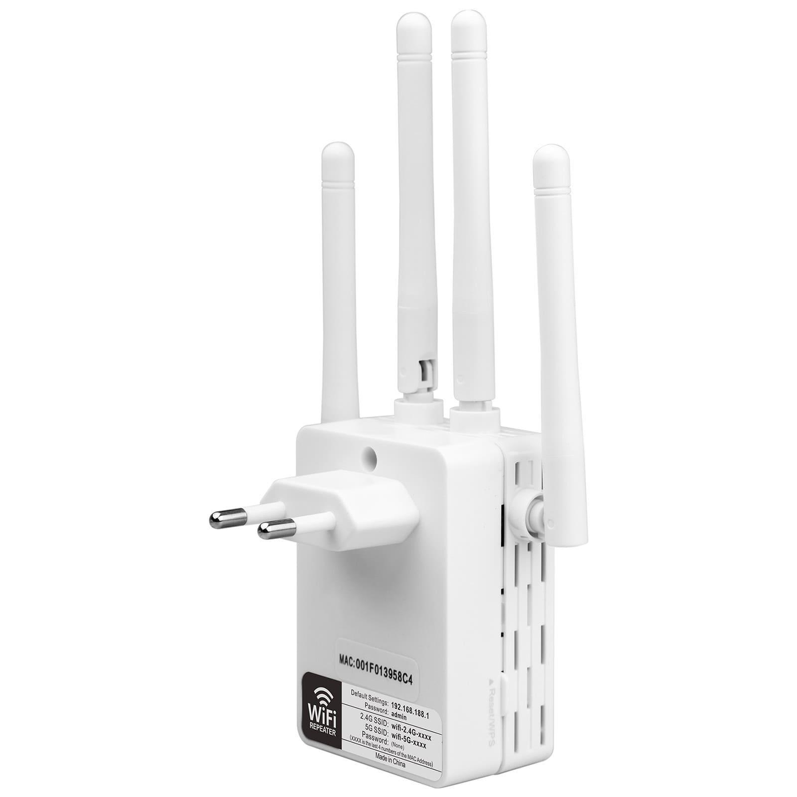 Weißer WLAN-Repeater mit vier Antennen und Stecker, zeigt Produktinformationen auf der Oberfläche.