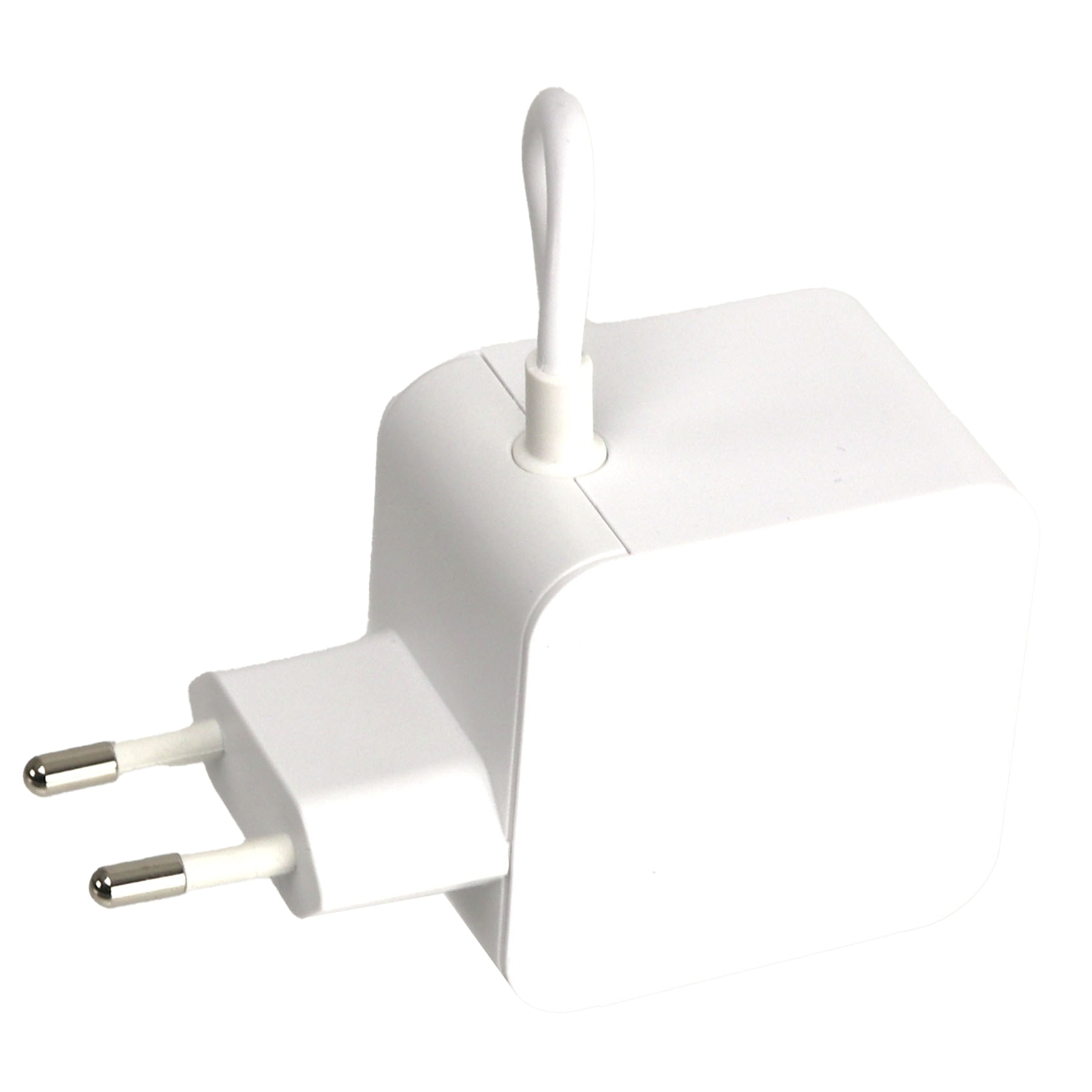 Un adattatore di alimentazione bianco con due spine e un passante. Isolato su sfondo bianco.
