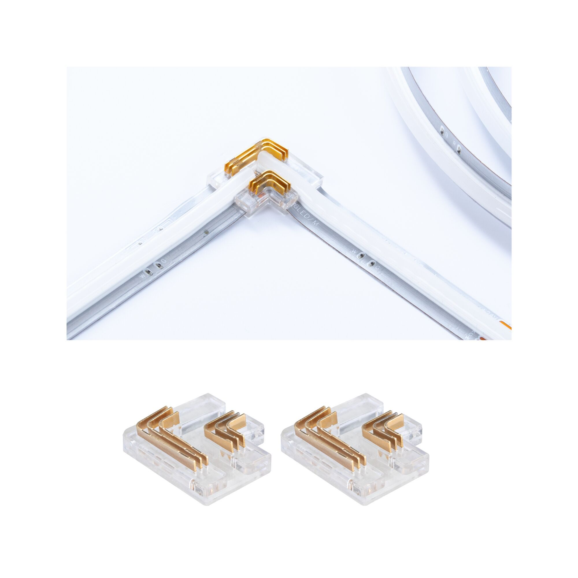 Nahaufnahme von LED-Streifenverbindern, Gold und klarem Kunststoff. Mehrere Verbinder auf weißem Hintergrund.