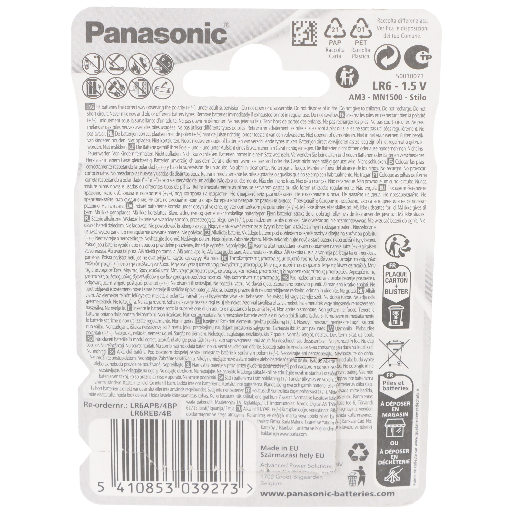 Un pacco di batterie Panasonic. Il pacco è prevalentemente bianco, con testo e simboli.