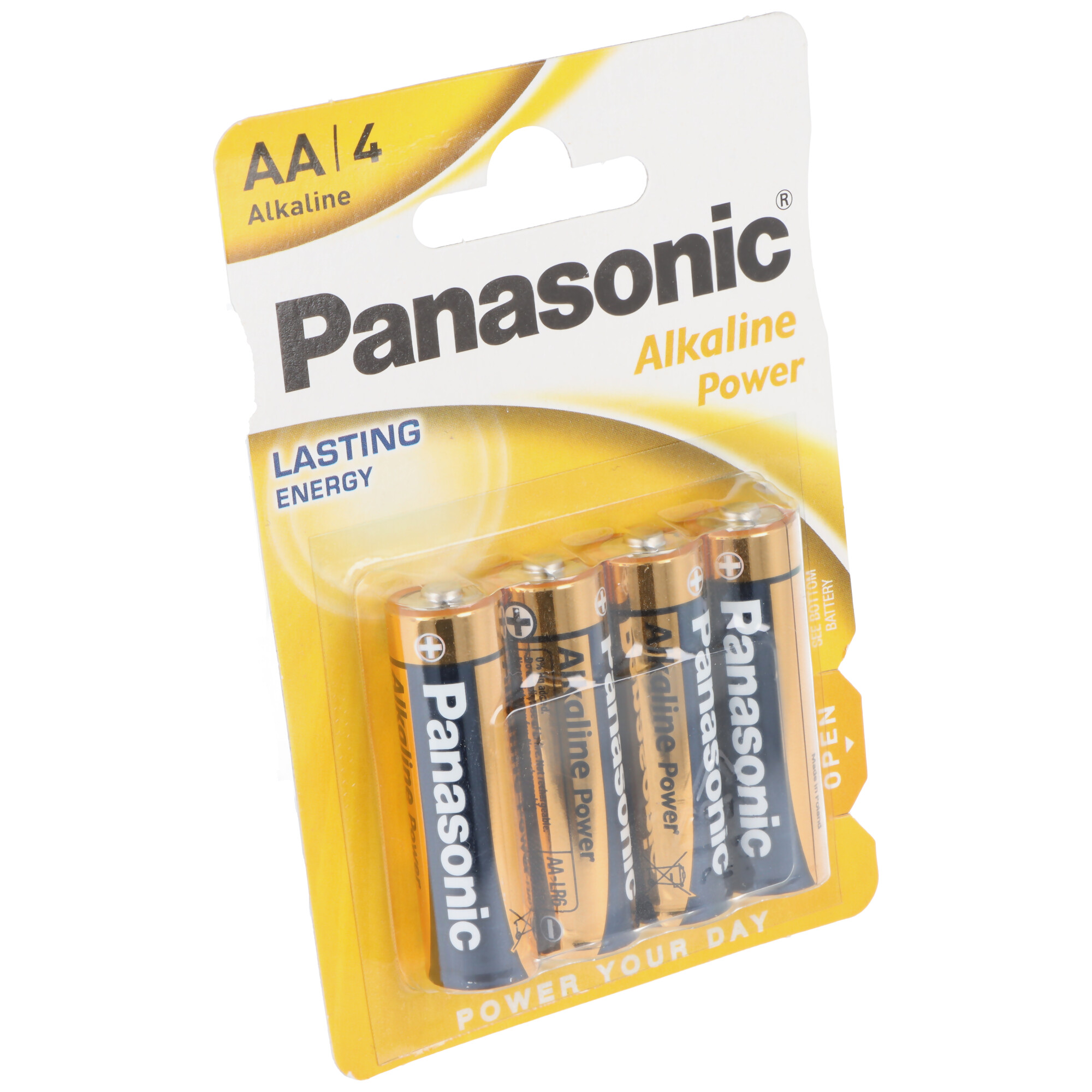 Confezione da quattro batterie alcaline AA Panasonic su bianco. Imballaggio giallo e nero.