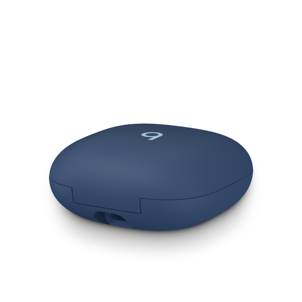 Ciemnoniebieskie, owalne etui ładujące słuchawki. Logo znajduje się na górze. Białe tło.