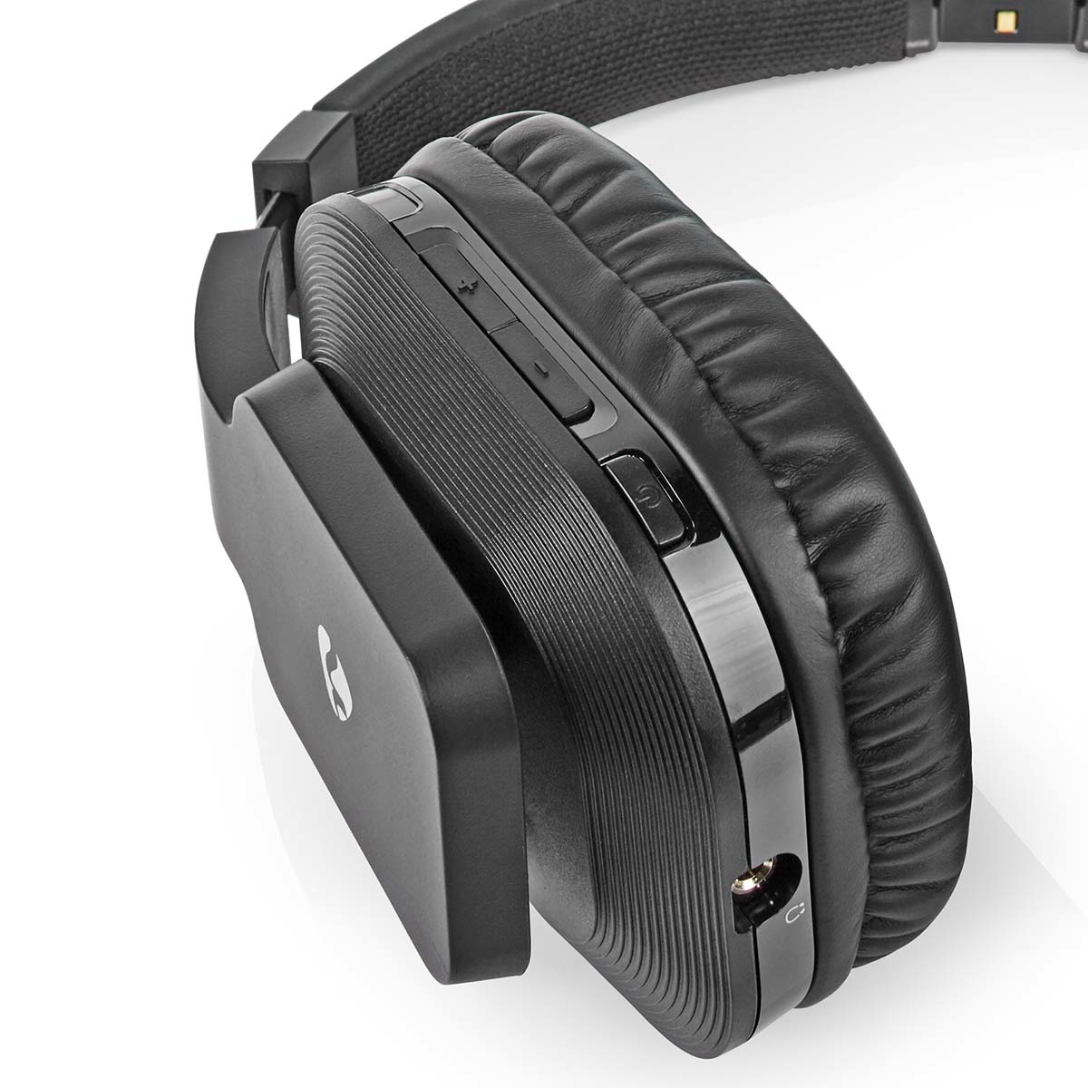Auriculares negros plegados. El fondo es blanco. Los auriculares tienen una extensión.